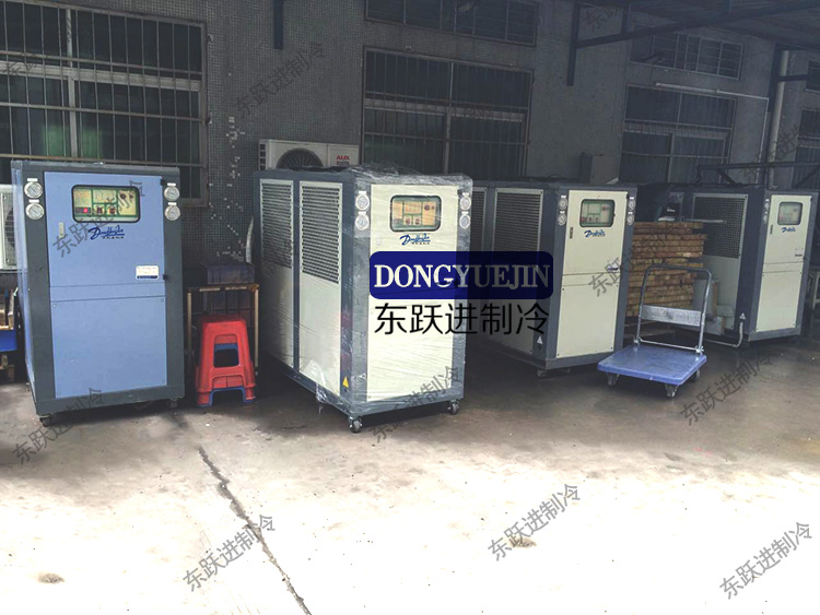 風冷箱式冷水機 風冷箱式冷水機